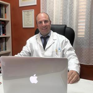 Riccardo Mondella, farmacista e naturopata in Ogliastra, ritratto nel suo studio professionale.